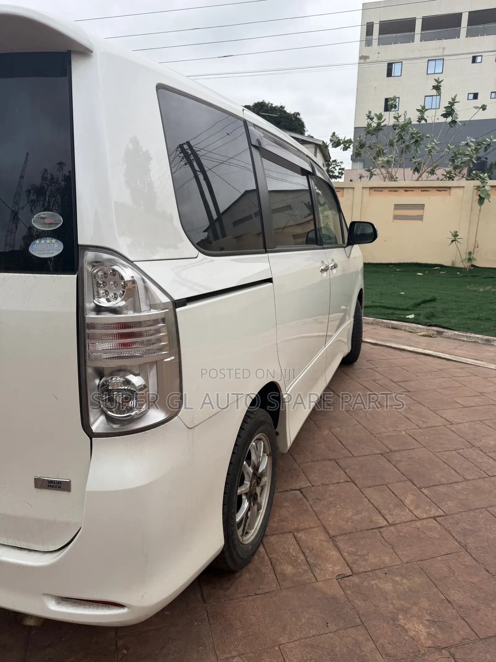 Toyota Voxy X 2WD 8-Seater 2009 White