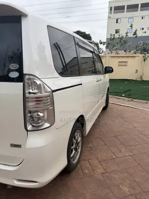 Toyota Voxy X 2WD 8-Seater 2009 White