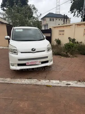Toyota Voxy X 2WD 8-Seater 2009 White