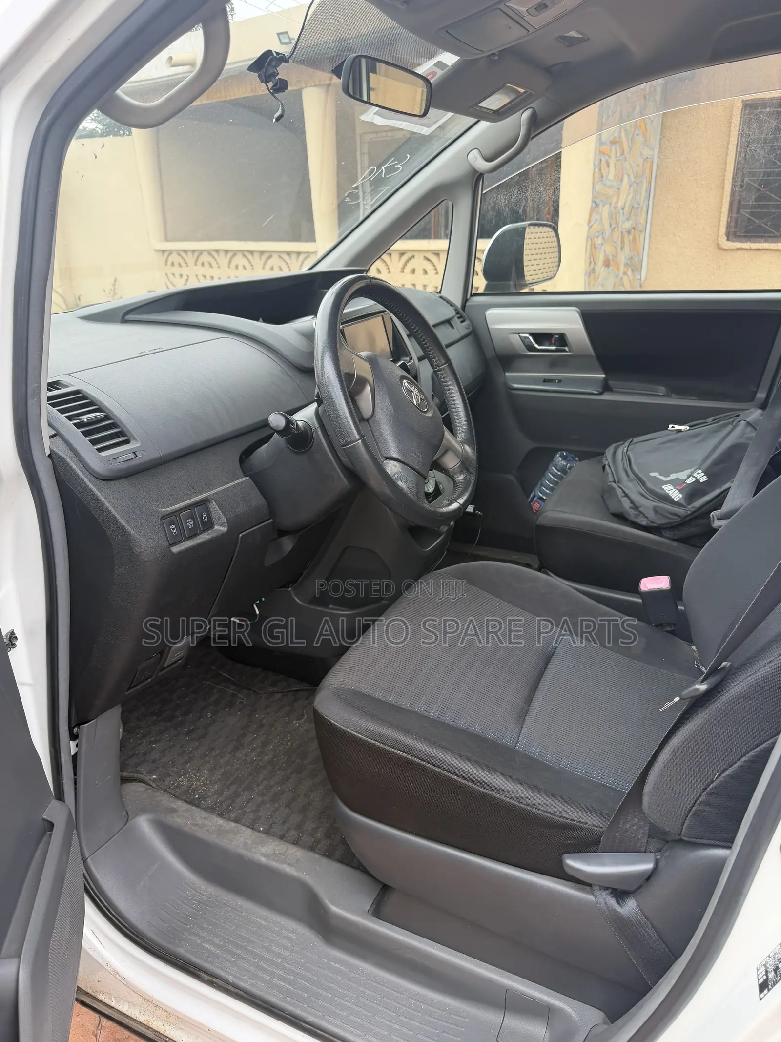 Toyota Voxy X 2WD 8-Seater 2009 White