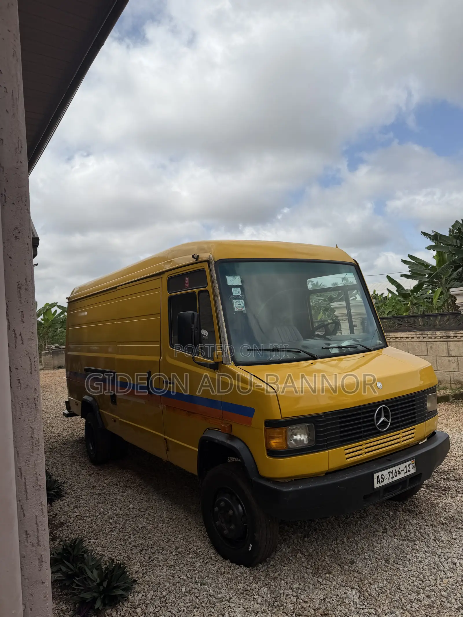 Mercedes-Benz T1/TN 1990 Yellow