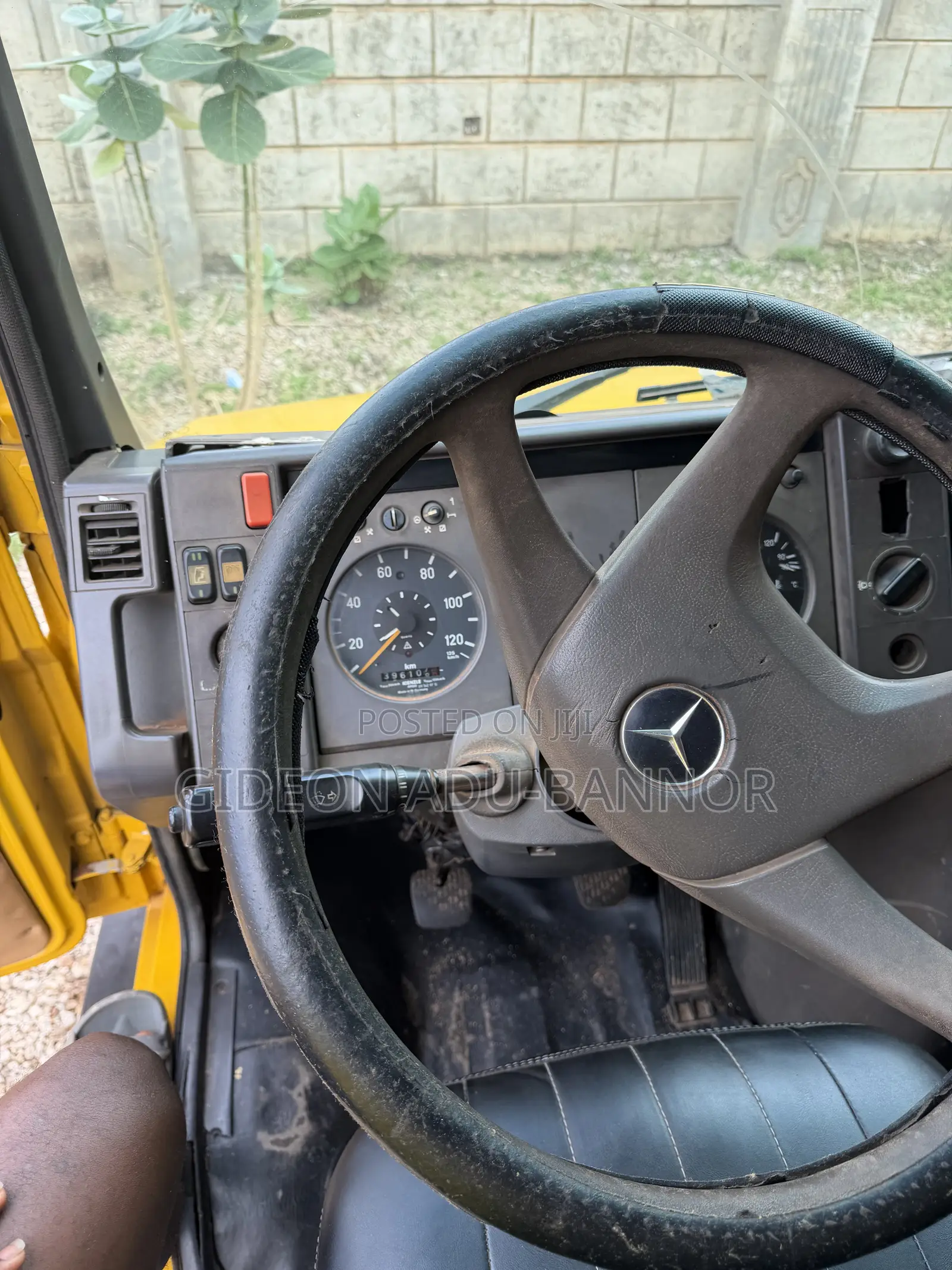 Mercedes-Benz T1/TN 1990 Yellow