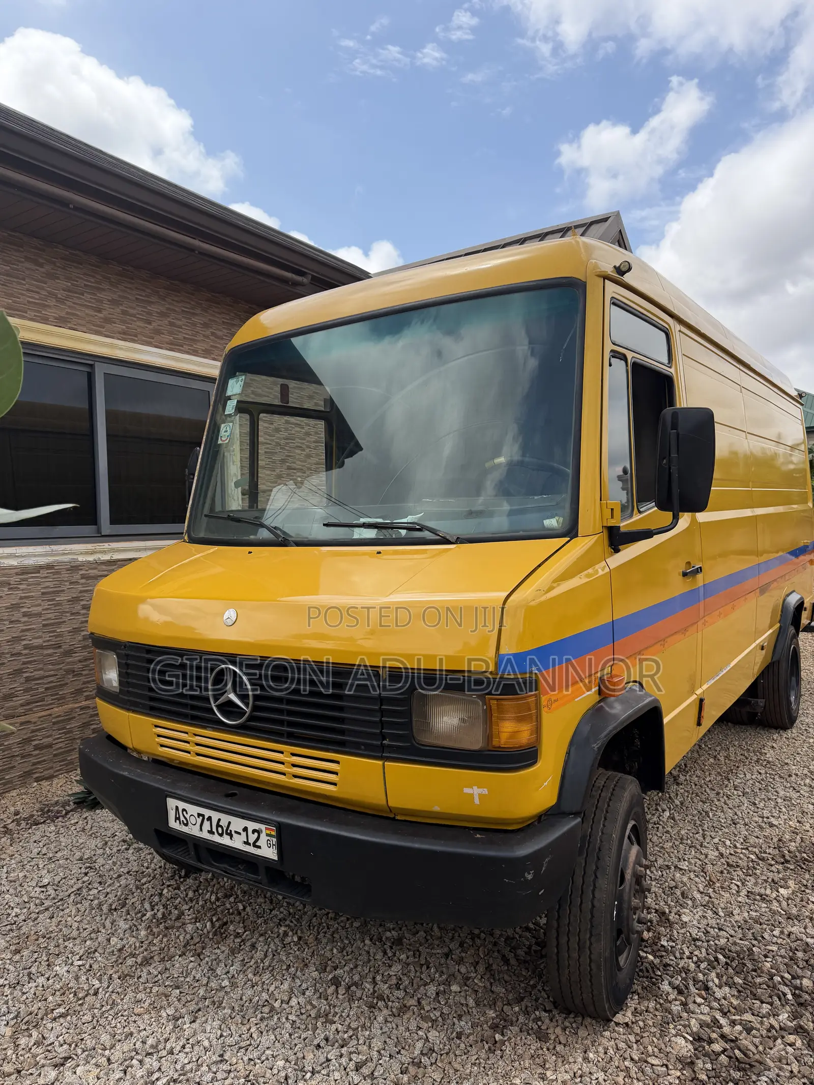 Mercedes-Benz T1/TN 1990 Yellow