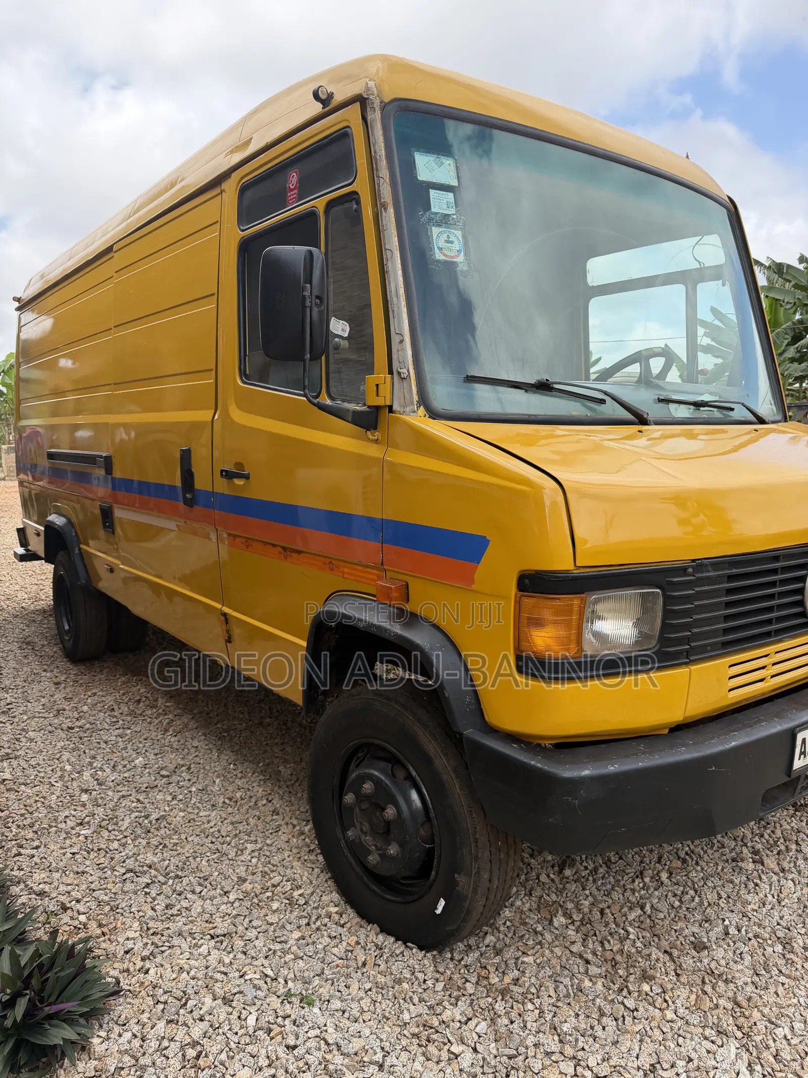 Mercedes-Benz T1/TN 1990 Yellow