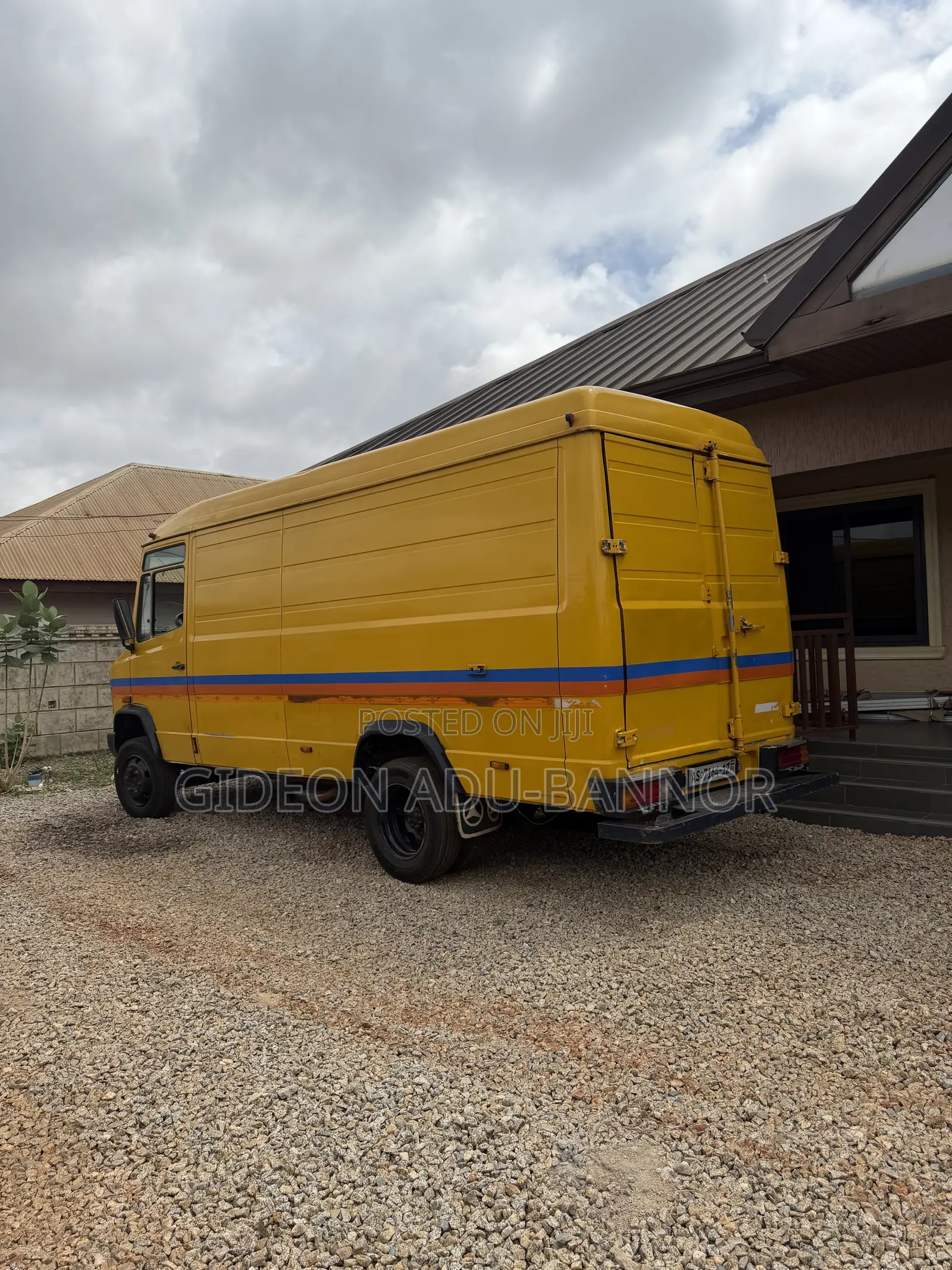 Mercedes-Benz T1/TN 1990 Yellow