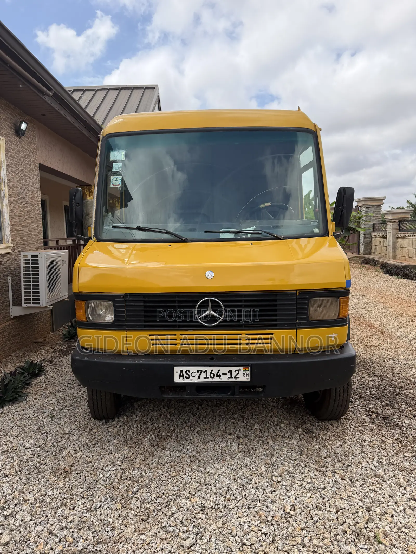 Mercedes-Benz T1/TN 1990 Yellow