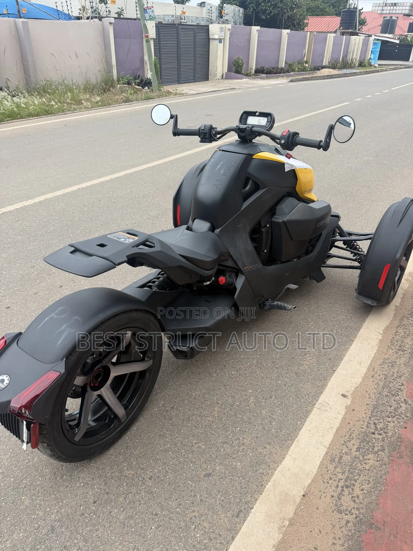 Can-Am 2025 Yellow