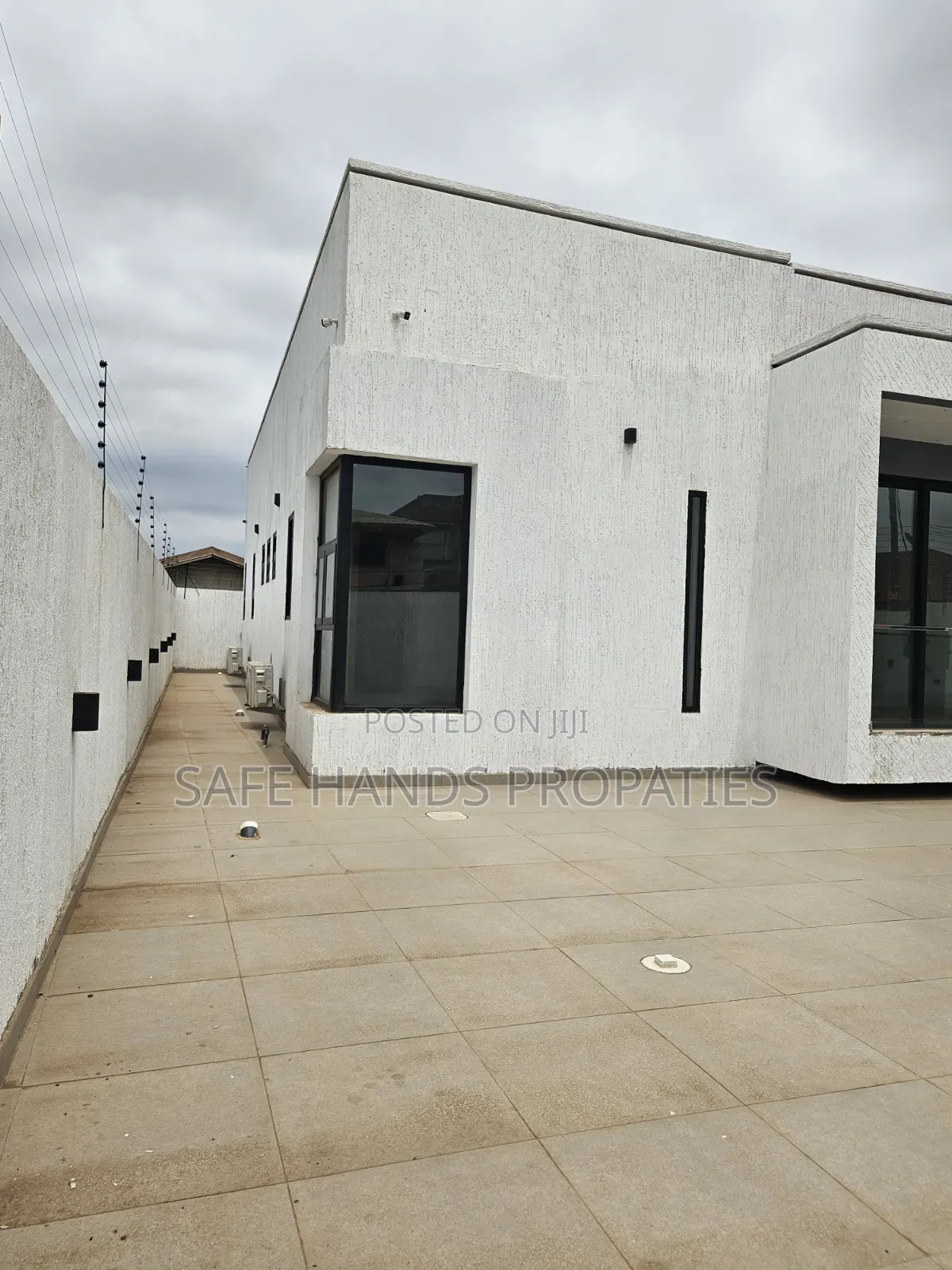 3bdrm House in Lakeside Estate, Accra Metropolitan for sale