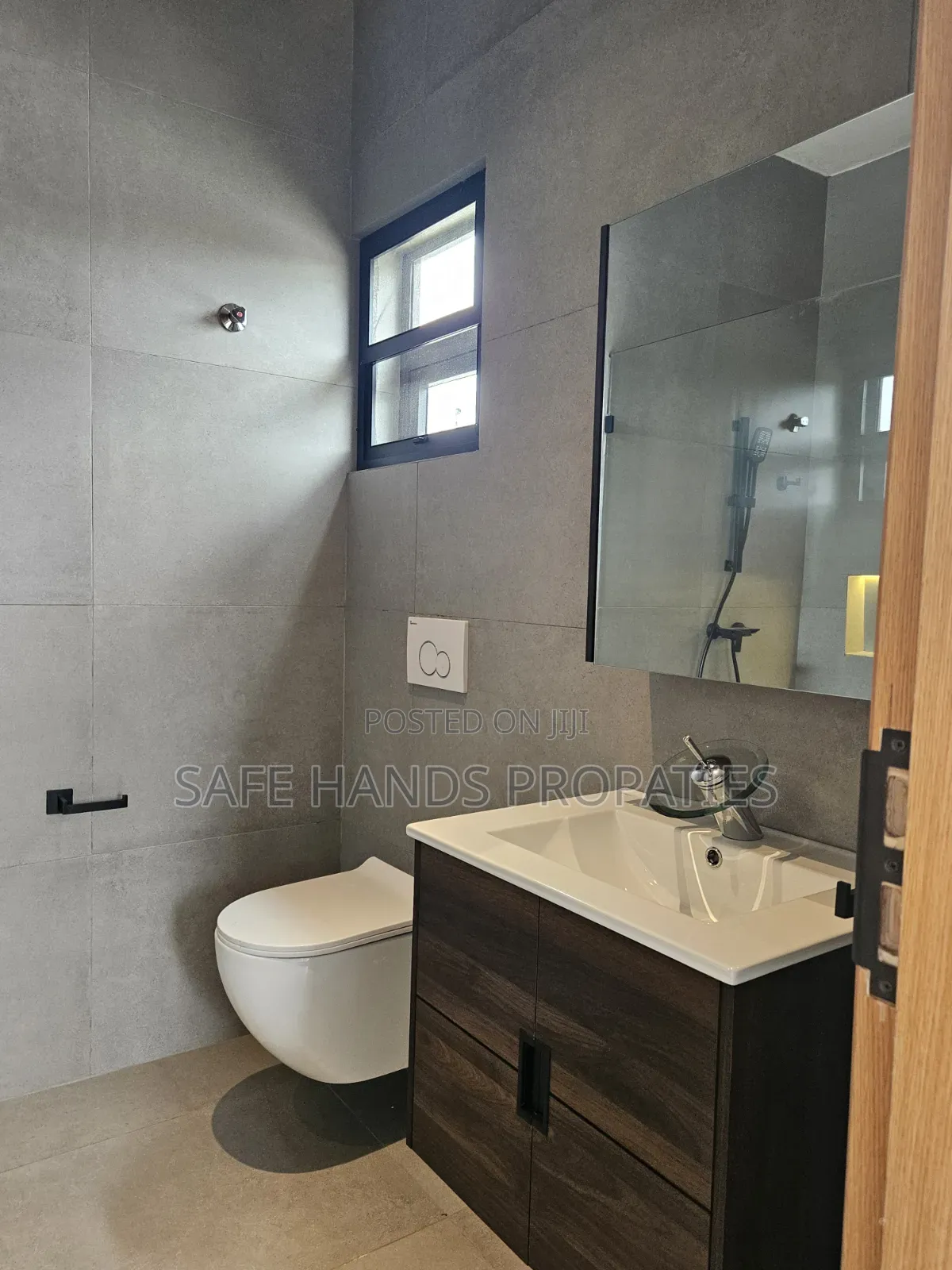 3bdrm House in Lakeside Estate, Accra Metropolitan for sale