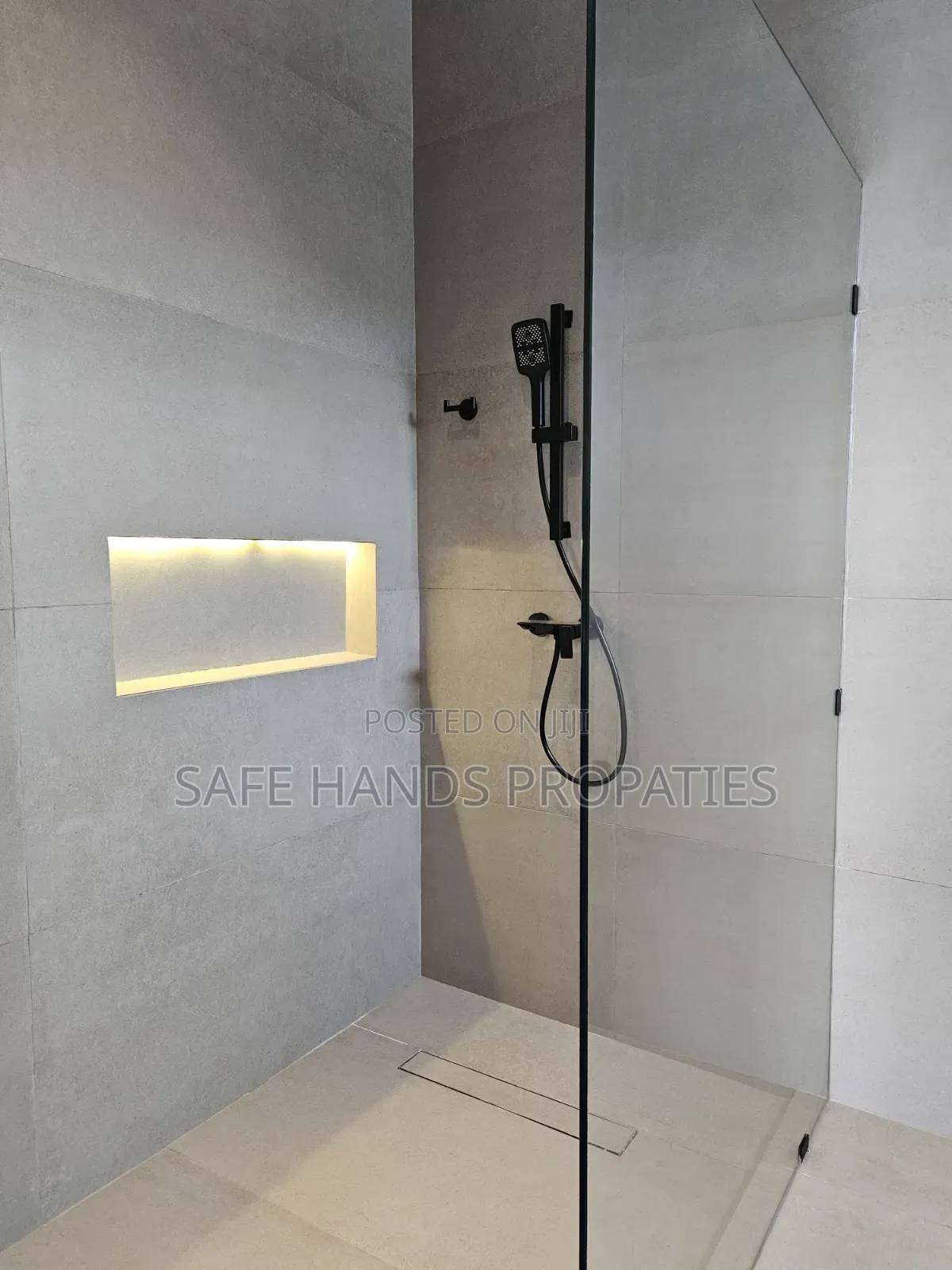 3bdrm House in Lakeside Estate, Accra Metropolitan for sale
