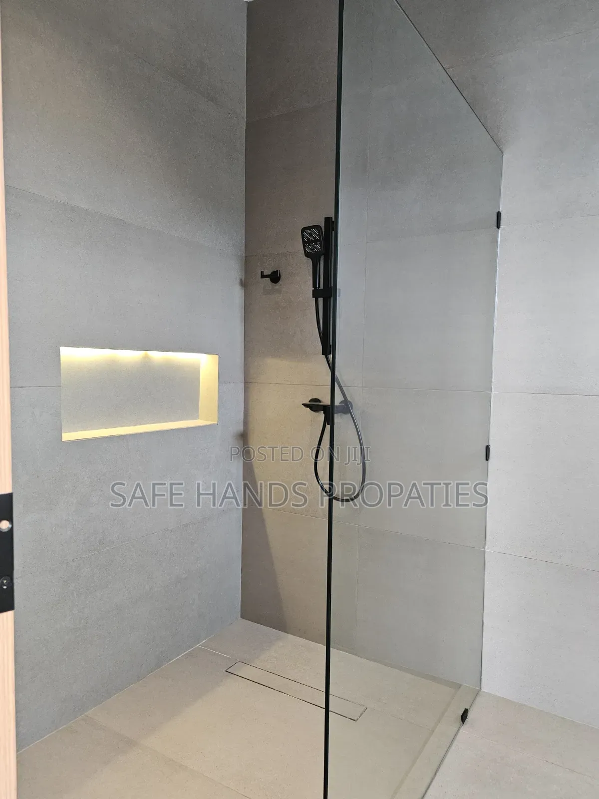 3bdrm House in Lakeside Estate, Accra Metropolitan for sale