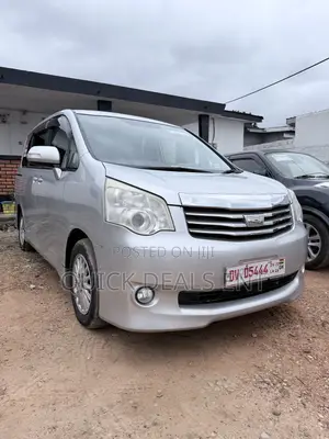 Toyota Voxy 2013 Silver