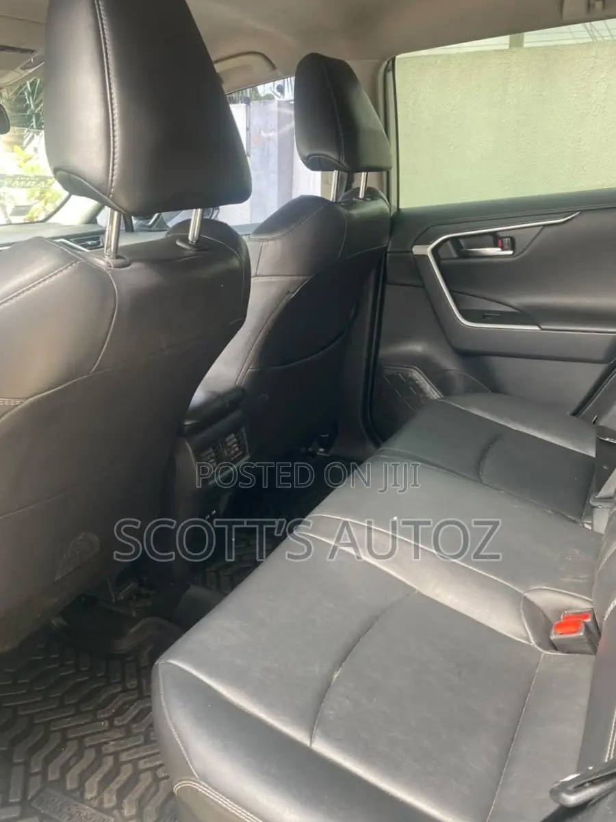 Toyota RAV4 2021 White