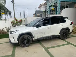 Toyota RAV4 2021 White