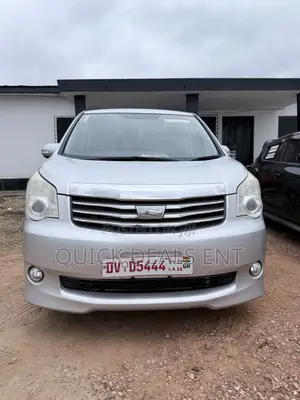 Toyota Voxy 2013 Silver