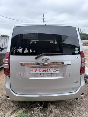 Toyota Voxy 2013 Silver