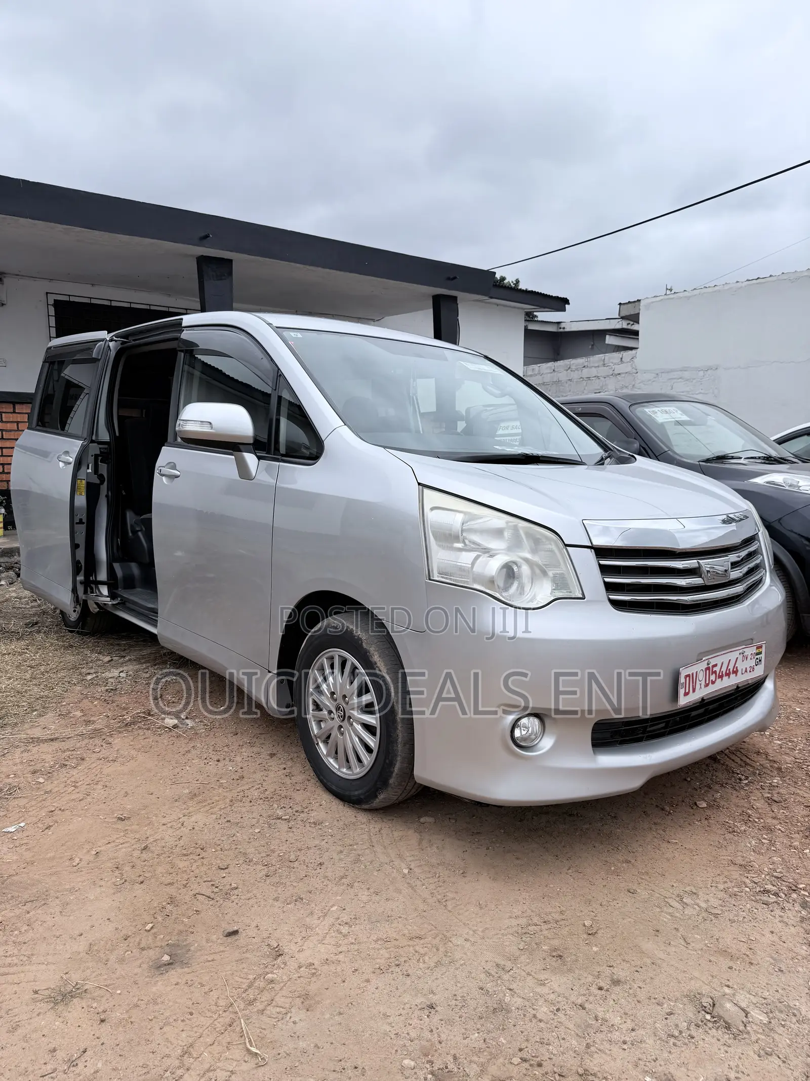 Toyota Voxy 2013 Silver