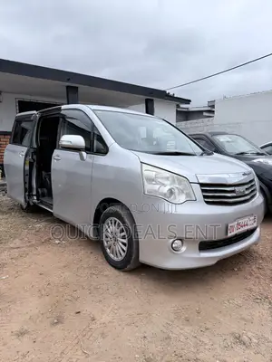 Toyota Voxy 2013 Silver