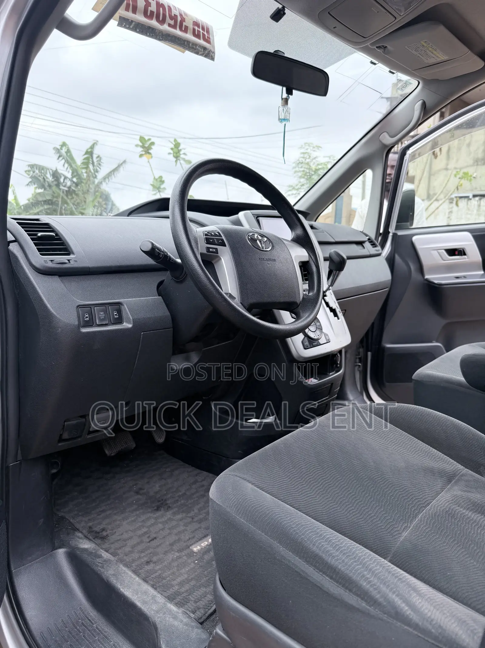 Toyota Voxy 2013 Silver