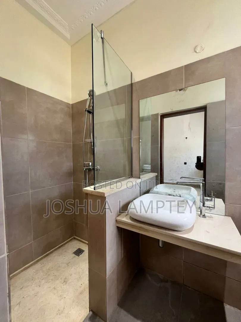 8bdrm House in Ghana Link Estate for rent
