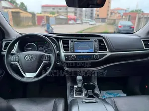 Toyota Highlander XLE 4x4 V6 (3.5L 6cyl 8A) 2018 White