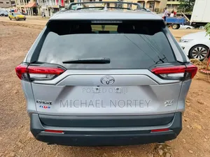 Toyota RAV4 XLE 2021 Silver