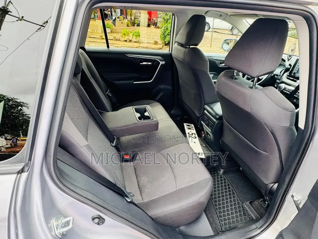 Toyota RAV4 XLE 2021 Silver