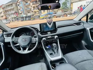 Toyota RAV4 XLE 2021 Silver