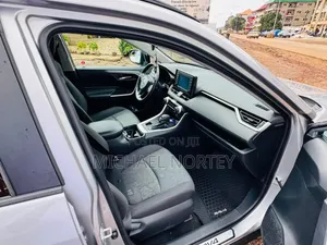 Toyota RAV4 XLE 2021 Silver