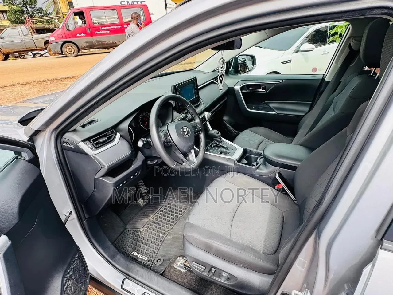Toyota RAV4 XLE 2021 Silver