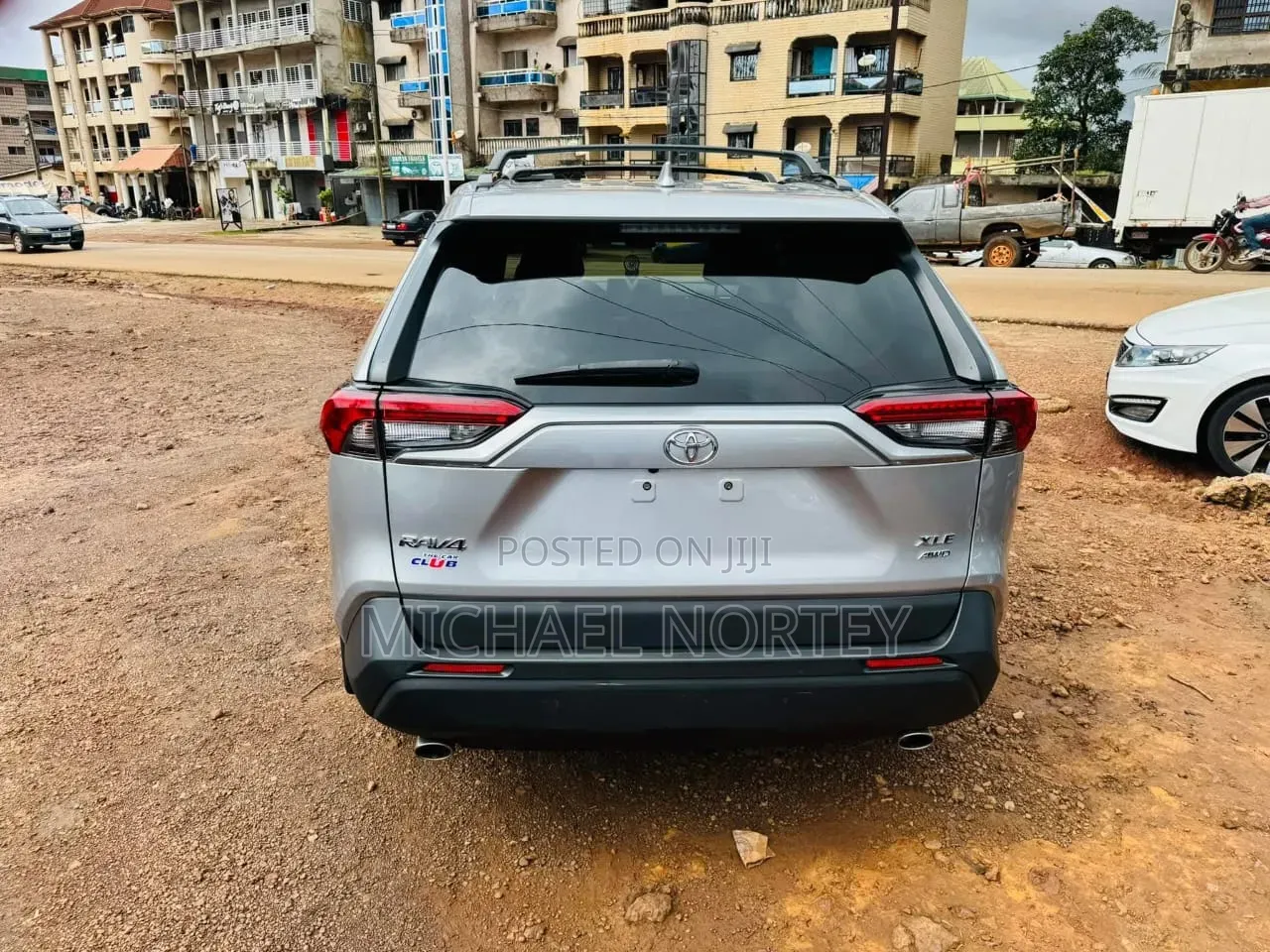 Toyota RAV4 XLE 2021 Silver
