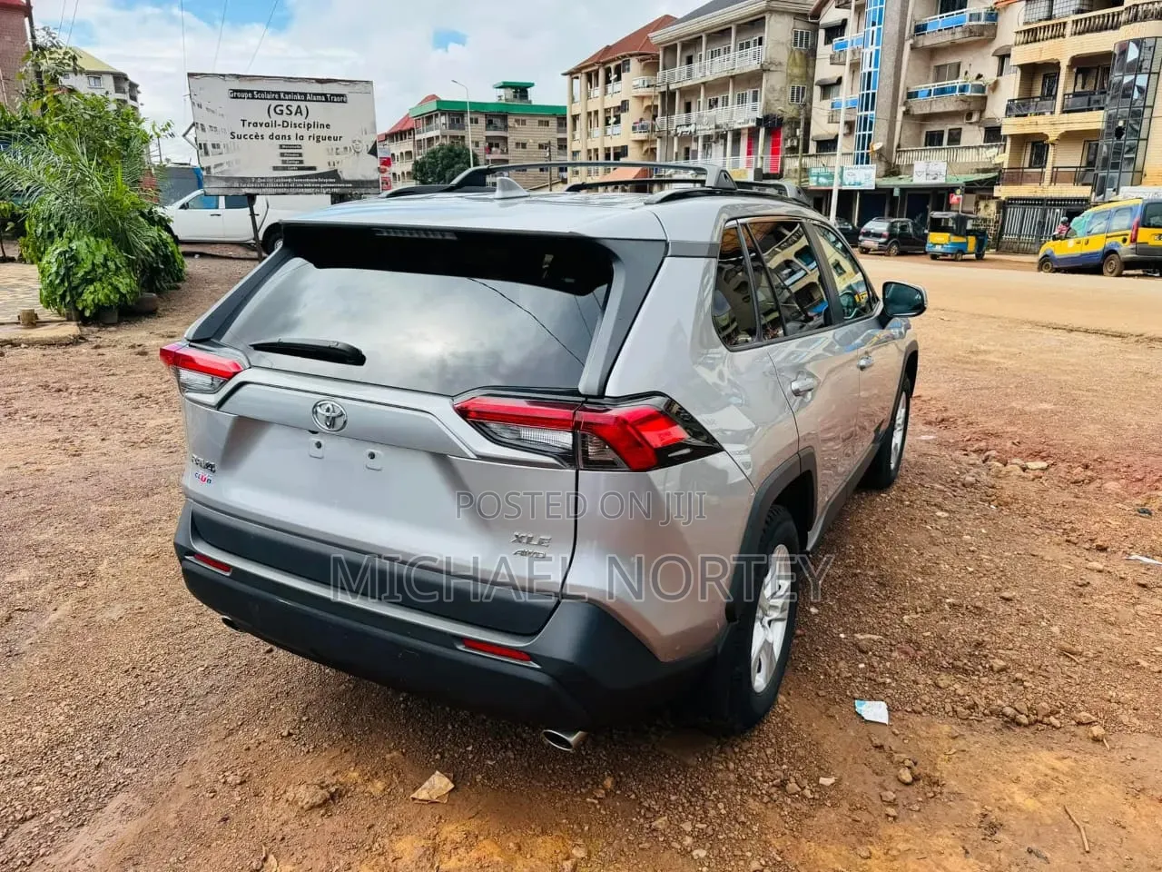 Toyota RAV4 XLE 2021 Silver