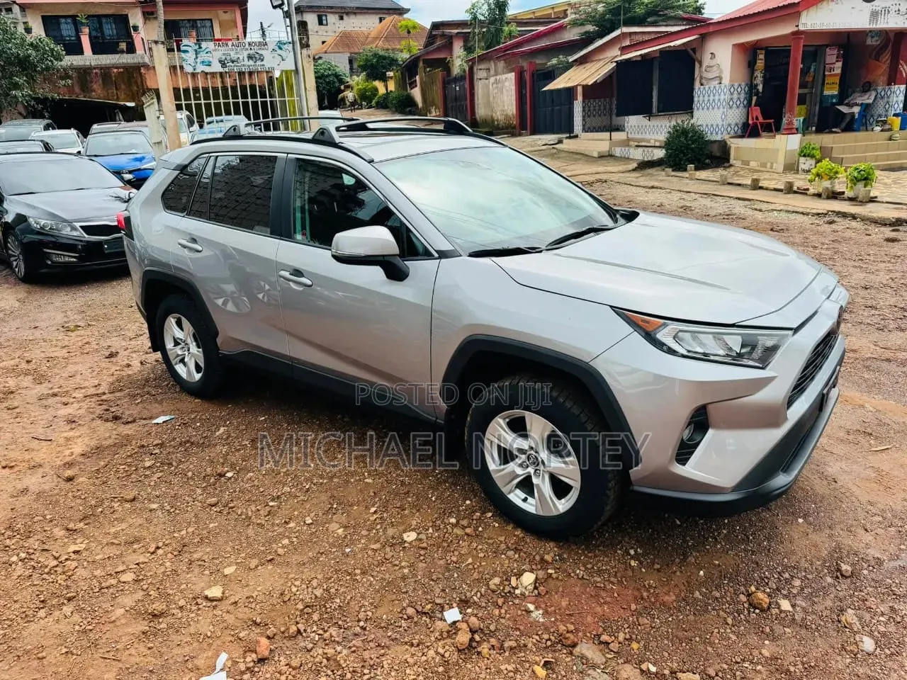 Toyota RAV4 XLE 2021 Silver