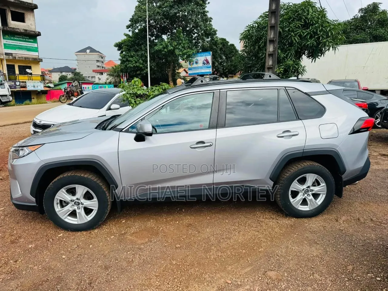 Toyota RAV4 XLE 2021 Silver