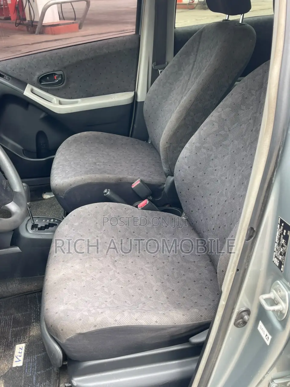 Toyota Vitz 1.3 FWD 5dr 2010 Gray