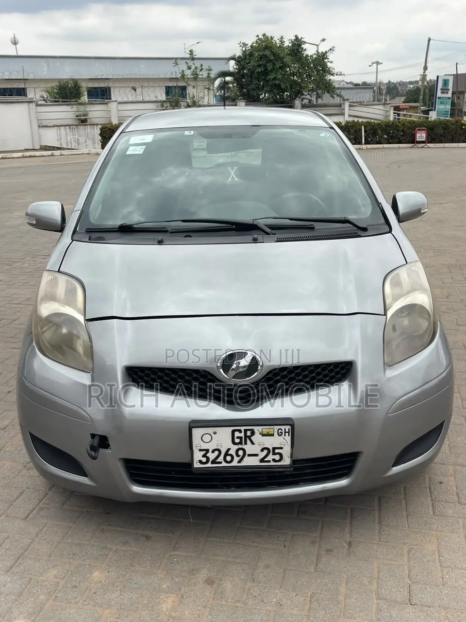 Toyota Vitz 1.3 FWD 5dr 2010 Gray