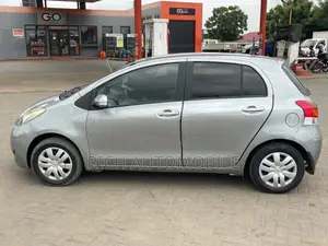 Toyota Vitz 1.3 FWD 5dr 2010 Gray