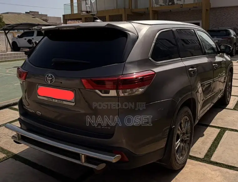 Toyota Highlander LE 4dr SUV AWD (3.5L 6cyl 6A) 2014 Gray