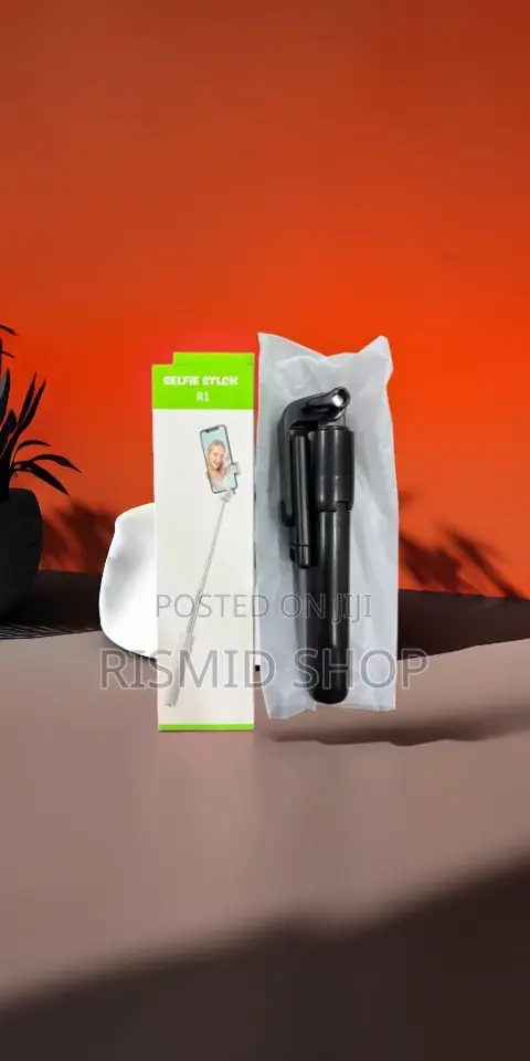 R1 Travel-Friendly Selfie Stick