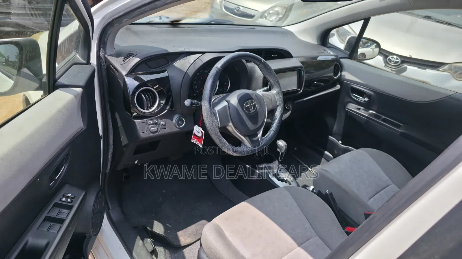 Toyota Vitz 1.5 FWD 5dr 2011 Pearl