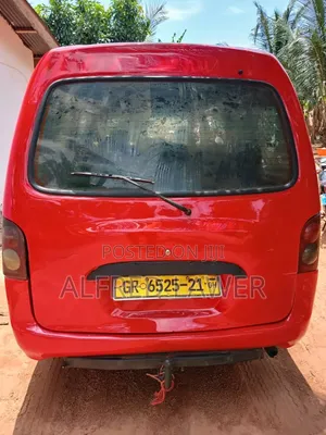 Hyundai H1 2002 Red