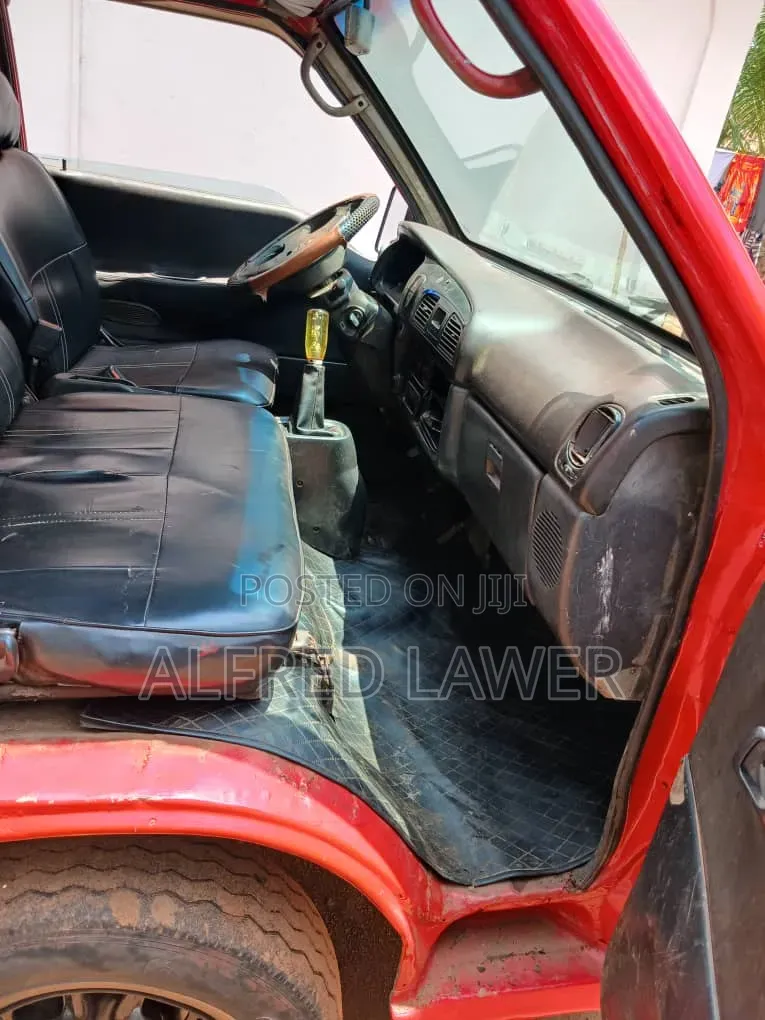 Hyundai H1 2002 Red