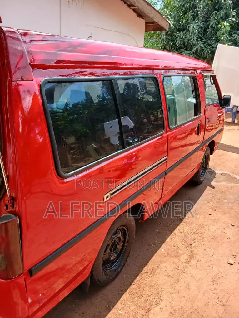 Hyundai H1 2002 Red