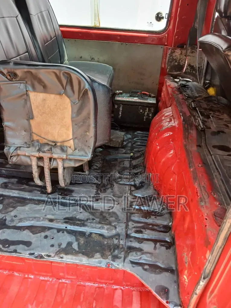 Hyundai H1 2002 Red