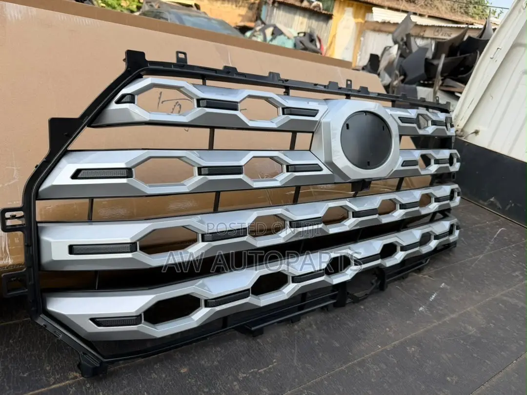 Toyota Tundra 2022 Grille Silver.