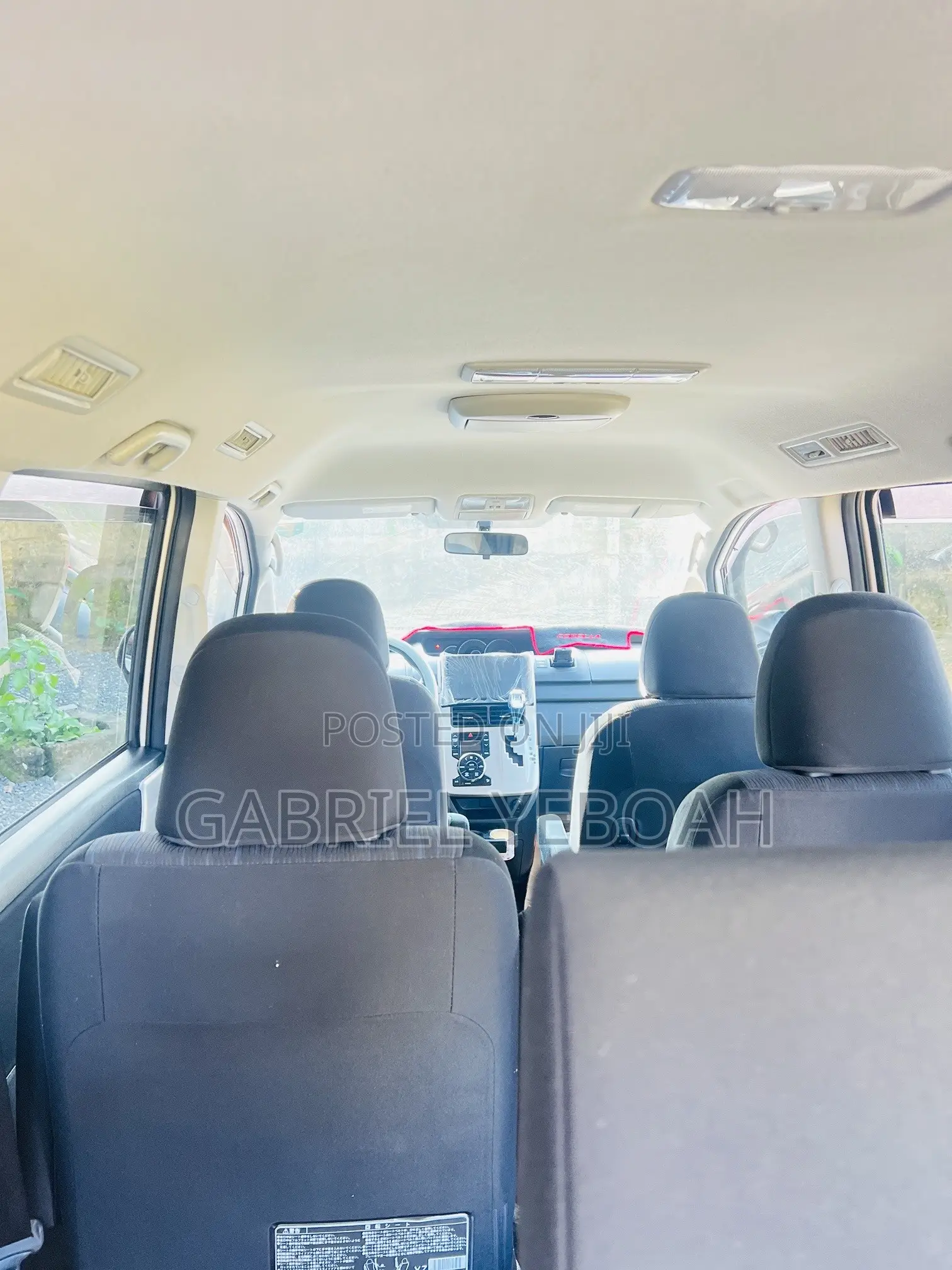 Toyota Voxy V 4WD 7-Seater 2013 White