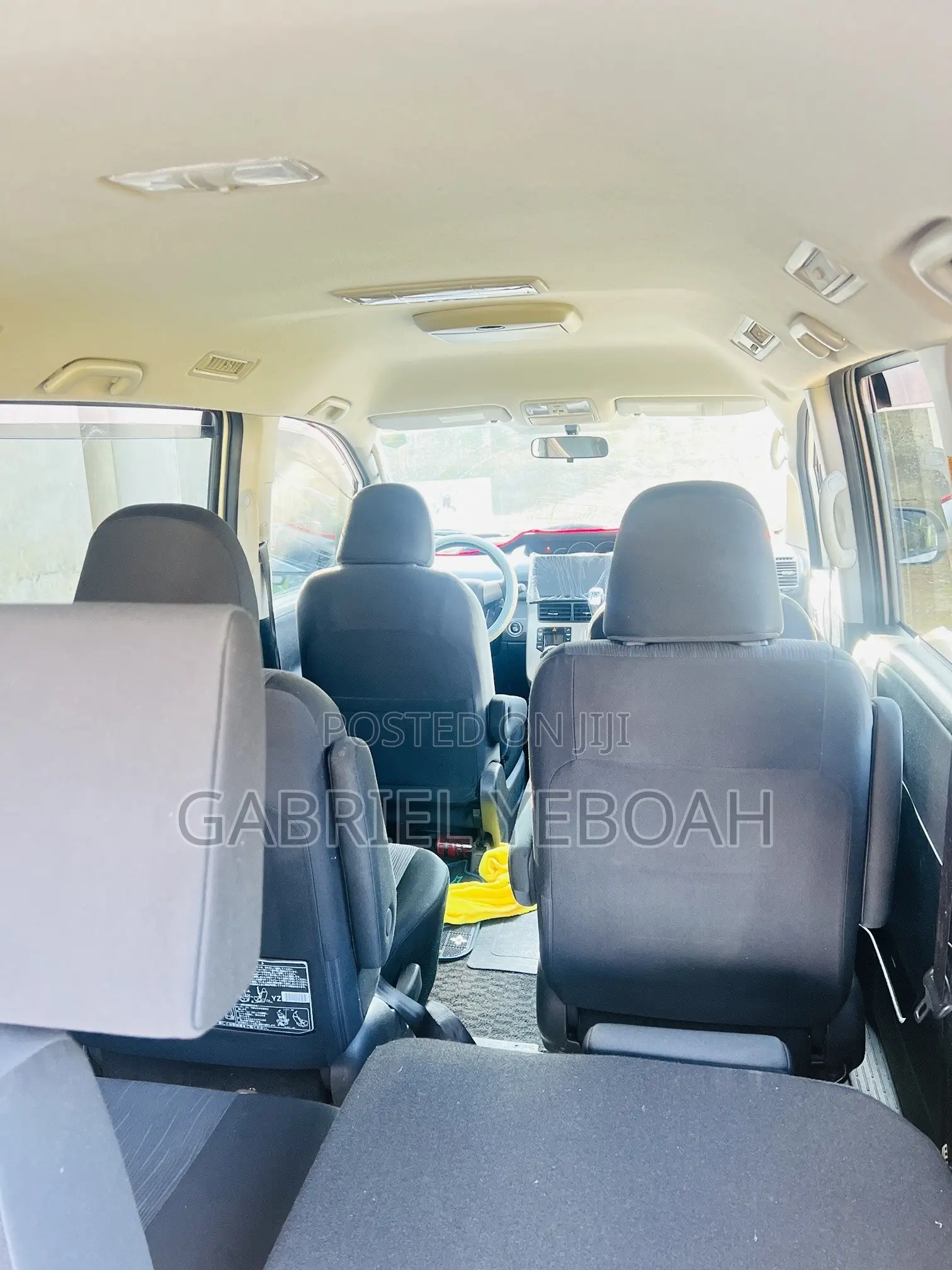 Toyota Voxy V 4WD 7-Seater 2013 White