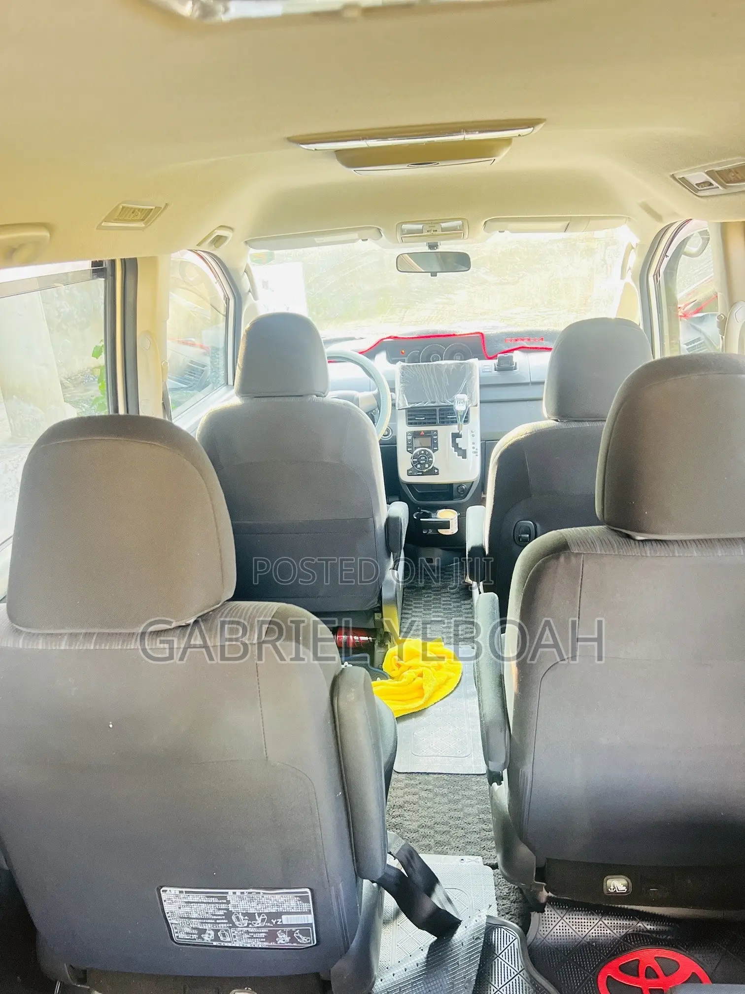 Toyota Voxy V 4WD 7-Seater 2013 White