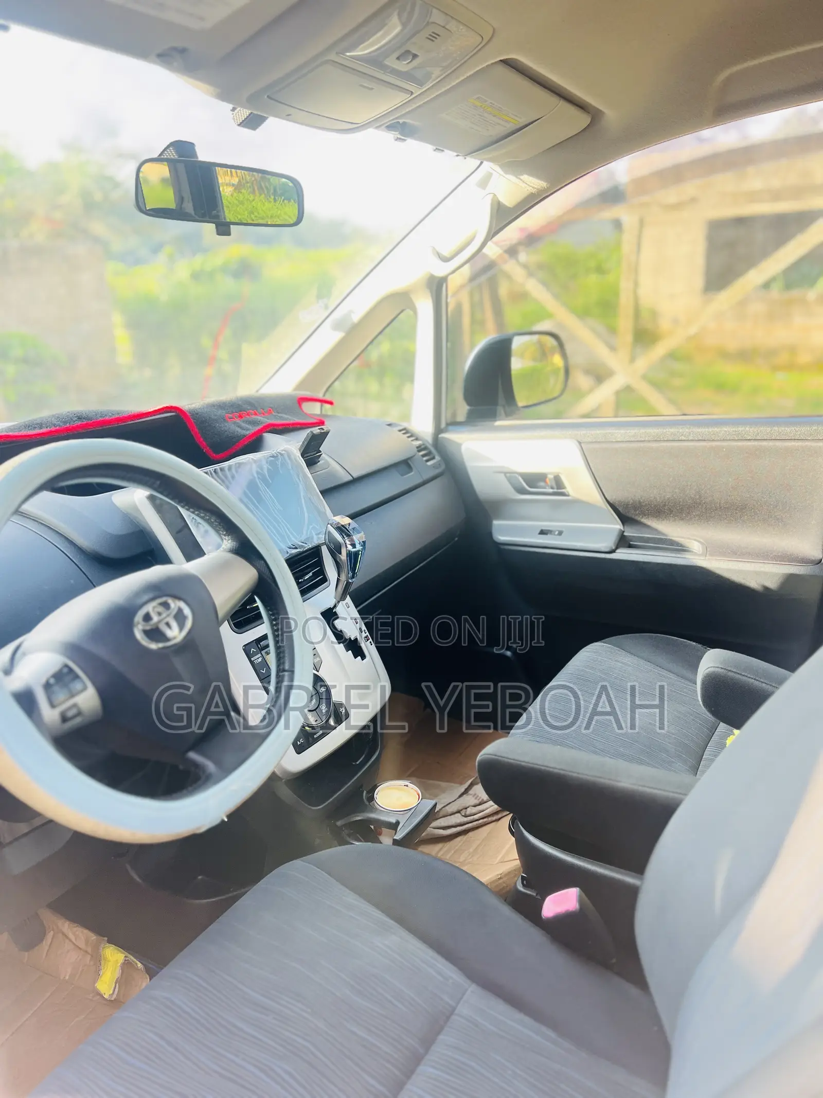 Toyota Voxy V 4WD 7-Seater 2013 White