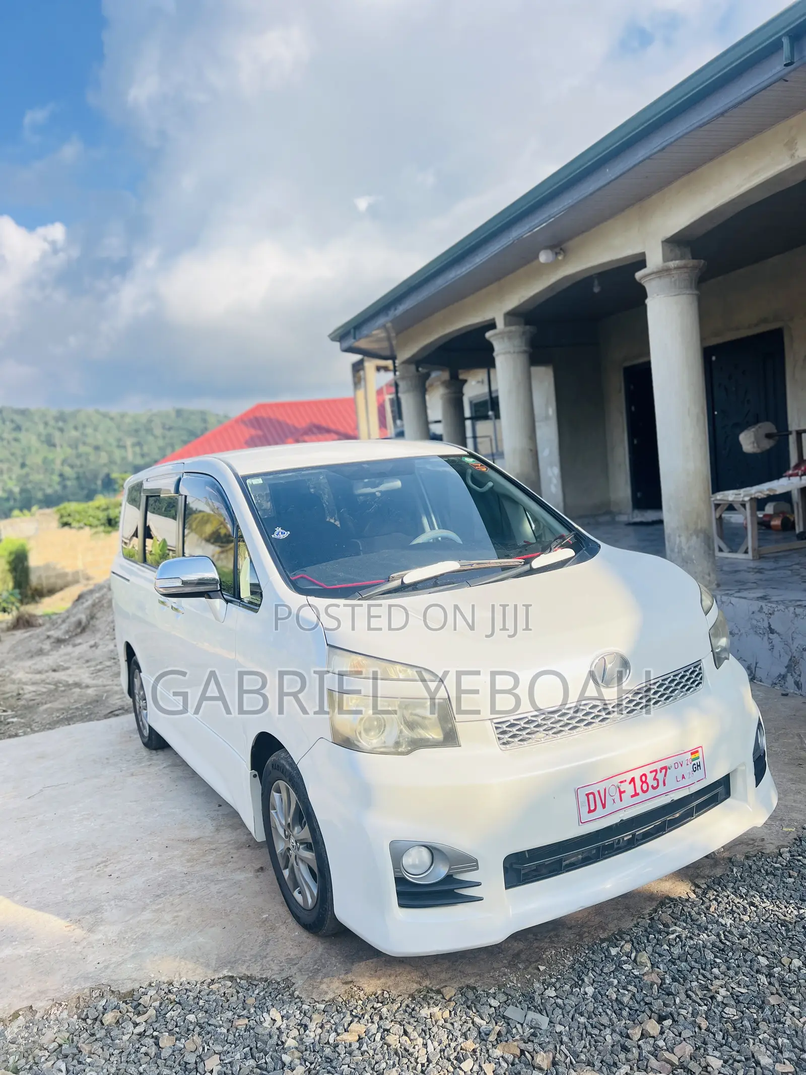 Toyota Voxy V 4WD 7-Seater 2013 White